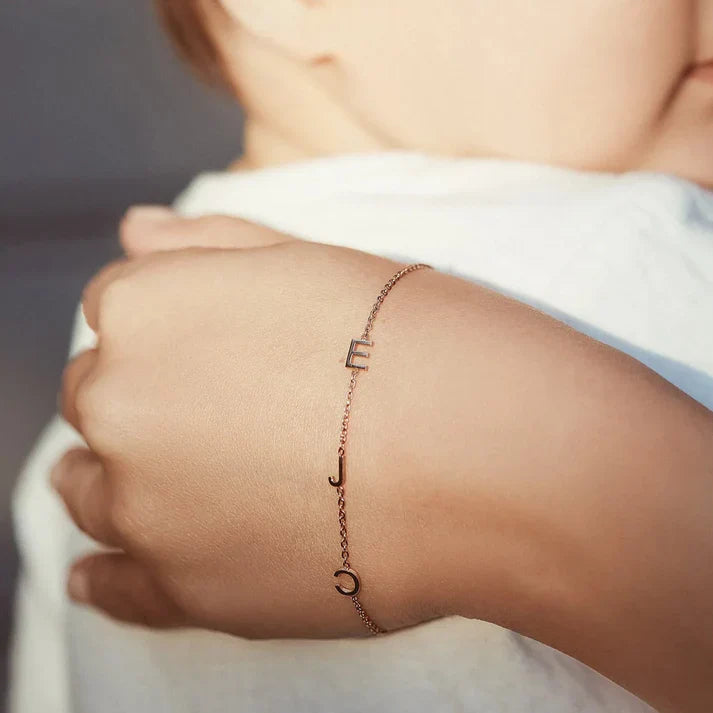Pulsera con iniciales personalizadas en horizontal