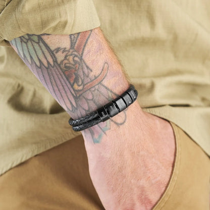 Pulsera de Cuero con Cuentas Grabadas