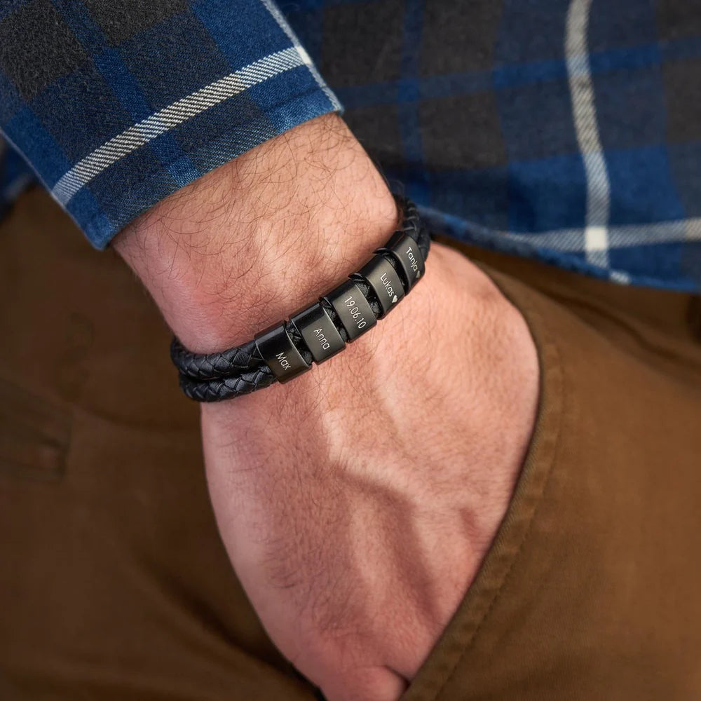 Pulsera de Cuero con Cuentas Grabadas